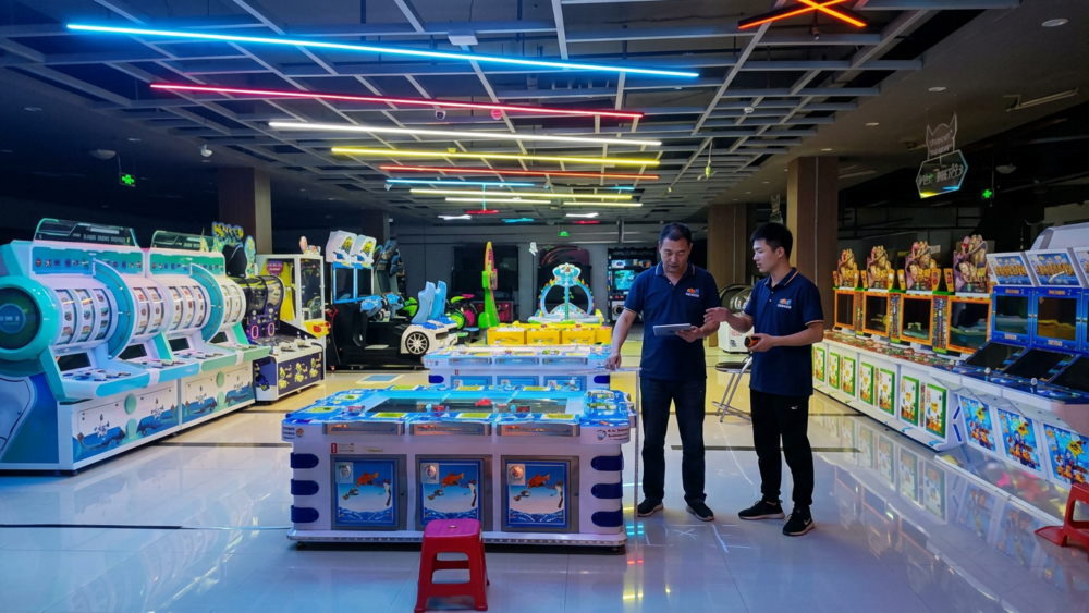 Operator checking walking flow and player space around a multiplayer fish game machine